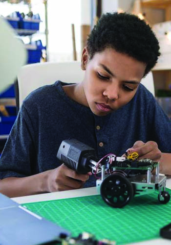 jeune fille pensant à son orientation scolaire